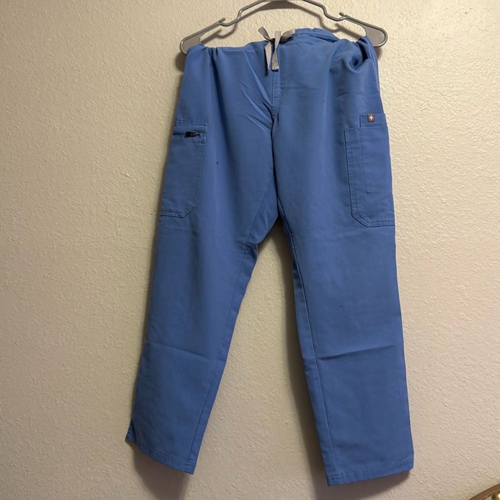 Figs Yola high-waisted skinny scrub pant in Ciel blue. Size Medium petite.